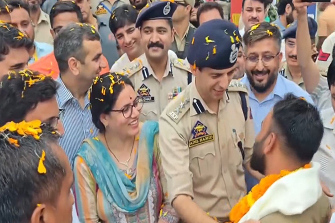First batch of Amarnath Yatra pilgrims arrive in Chanderkote at a 'Langar' site, recieve warm welcome