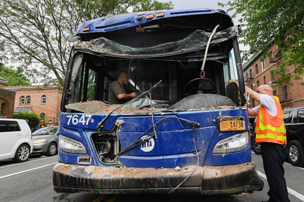 1 killed, 32 injured in bus-SUV collision on Los Angeles area freeway