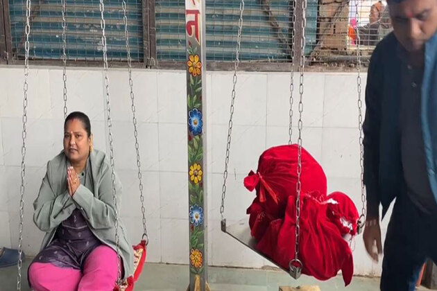 Ayodhya: Devotees perform 'Tula Dan' on second anniversary of Ram Lalla Pran Pratishtha