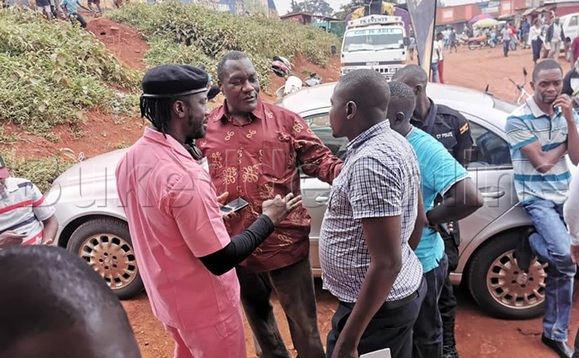 Bebe Cool ng'anyumyamu n'abantu be Bugembe Bebe Cool ng'anyumyamu n'abantu be Bugembe