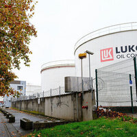 US consortium moves on Russian oil giants overseas assets  FT