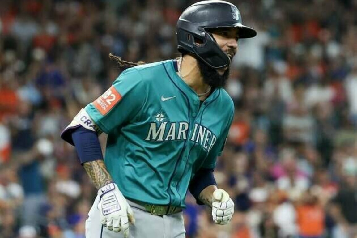 Sizzling Mariners overpower Astros with 7-run inning