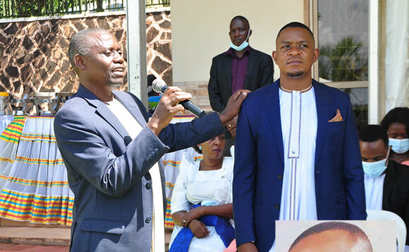 Kenneth Kazibwe Kamya (ku ddyo) omusika wa kitaawe Mulowooza (mu katono). Kenneth Kazibwe Kamya (ku ddyo) omusika wa kitaawe Mulowooza (mu katono).
