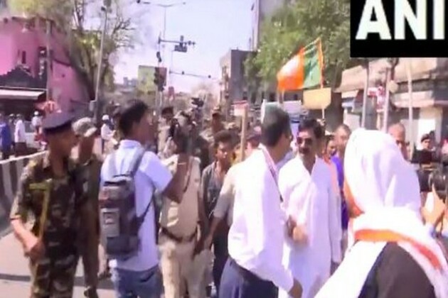 Ranchi: Police detain BJP leaders protesting against murder of Anil Tiger