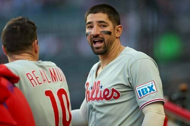 Phillies OF Nick Castellanos departs with hip tightness