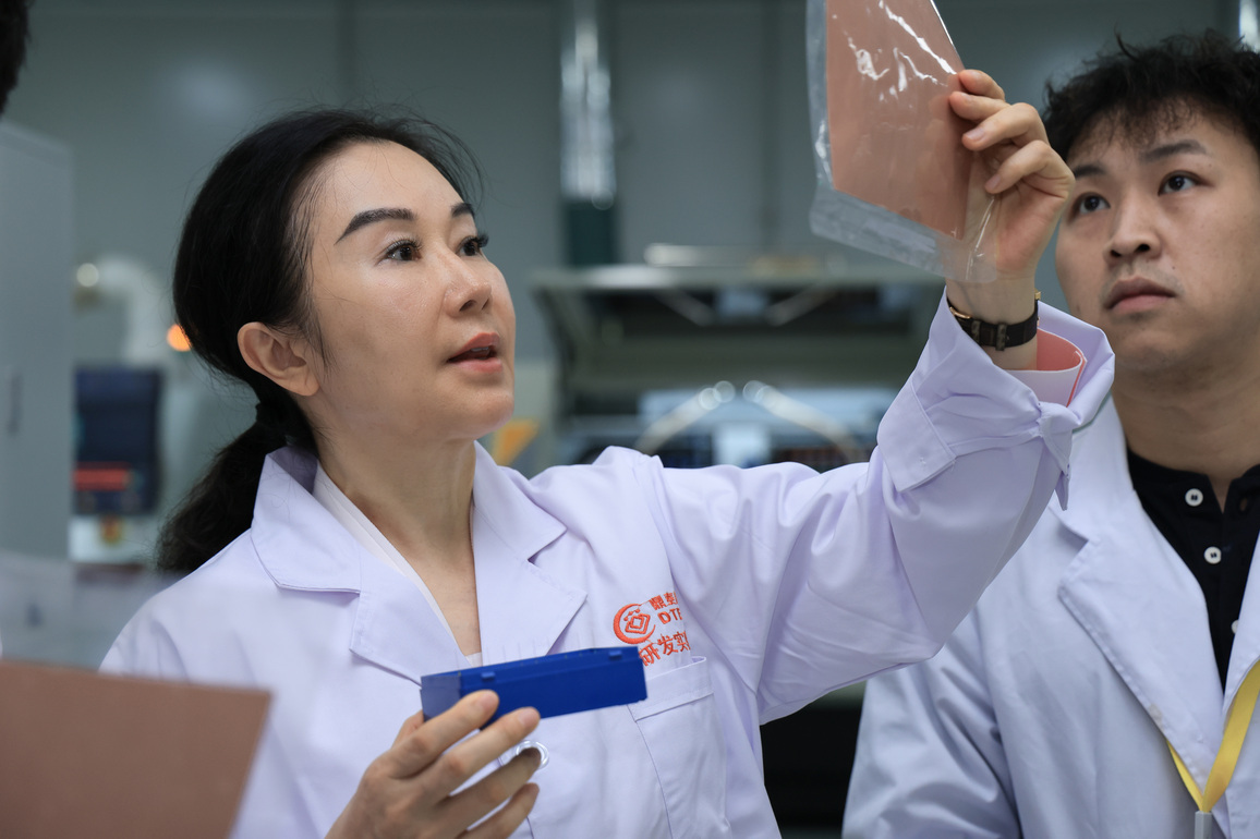 CHINA-GUANGDONG-"FACTORY GIRL" TO MICRO-DRILL CHAMPION (CN)
