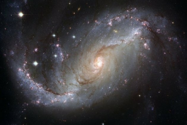 Astronomers detect hot gas bubbles swirling around the Milky Way's supermassive black hole