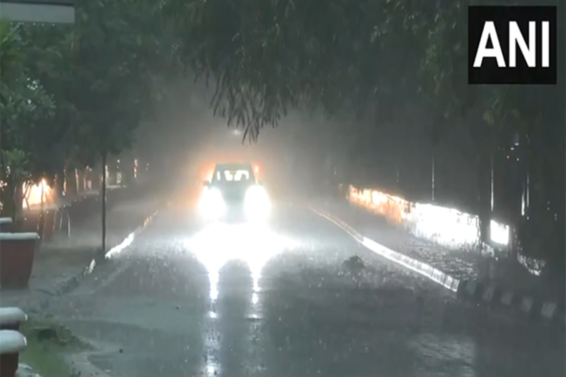 Delhi experiences heavy rainfall, waterlogging at several places
