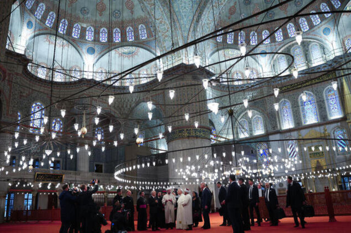 Pope visits Istanbul's Blue Mosque