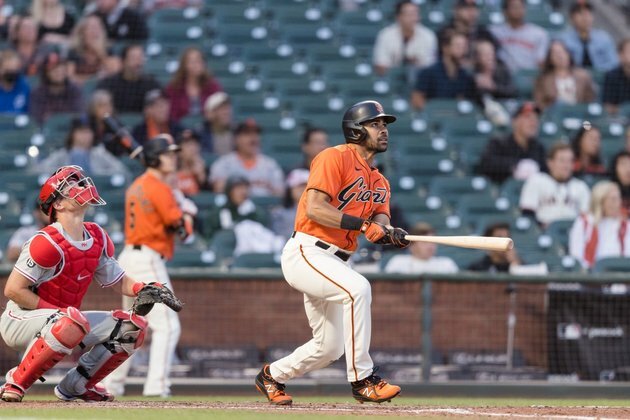 Giants reach 20 games over .500 by beating Phillies