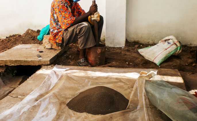 A Congolese worker grounds coltan ore with minimal protection. Photo: Nada B / Shutterstock