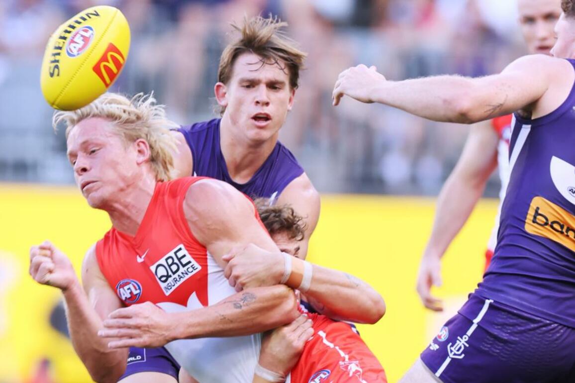 Fremantle Dockers suffer heartbreaking loss to Sydney Swans after losing the lead in dying stages