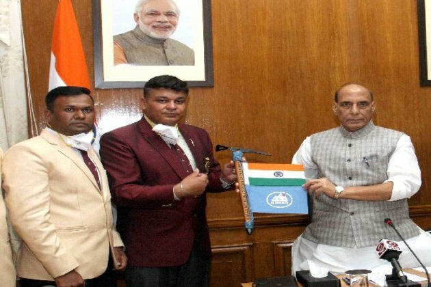Rajnath Singh flags-in expedition to Mt Kun by NIMAS team