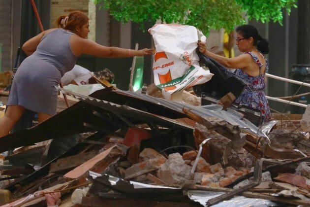 Earthquake in Ecuador, Peru Kills at Least 15