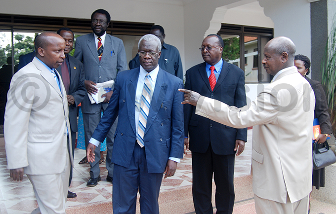 resident oweri useveni meeting members of the commission of inquiry at tate ouse akasero in pril 2008 ile hoto