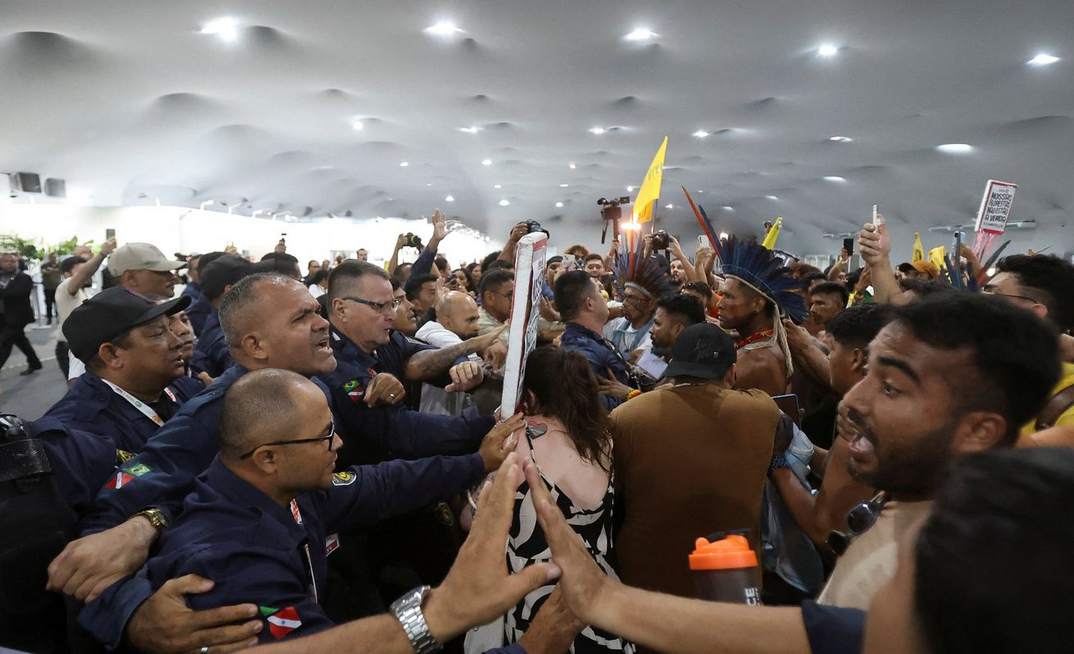 Manifestantes na COP30