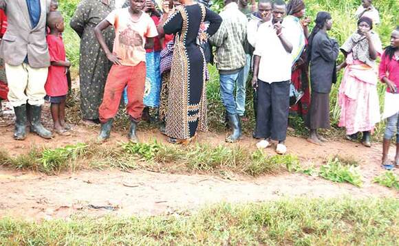 Abatuuze nga batunuulira omuvubuka eyattiddwa. Abatuuze nga batunuulira omuvubuka eyattiddwa.
