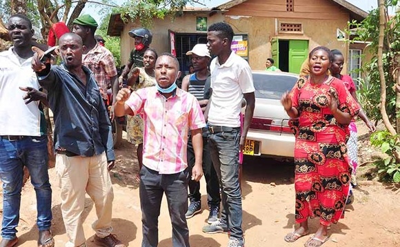 Abamu ku batuuze nga bawanyisiganya ebisongovu n'Abayindi. Abamu ku batuuze nga bawanyisiganya ebisongovu n'Abayindi.