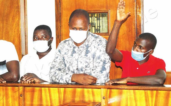 Ku kkono, Sserwanja, Gold Ki-Maanyi Matono (Opeta) Maliseri Mbabazi ne Peter Ssabakaki (awanise omukono) nga bayimiridde mu kkooti. Ku kkono, Sserwanja, Gold Ki-Maanyi Matono (Opeta) Maliseri Mbabazi ne Peter Ssabakaki (awanise omukono) nga bayimiridde mu kkooti.