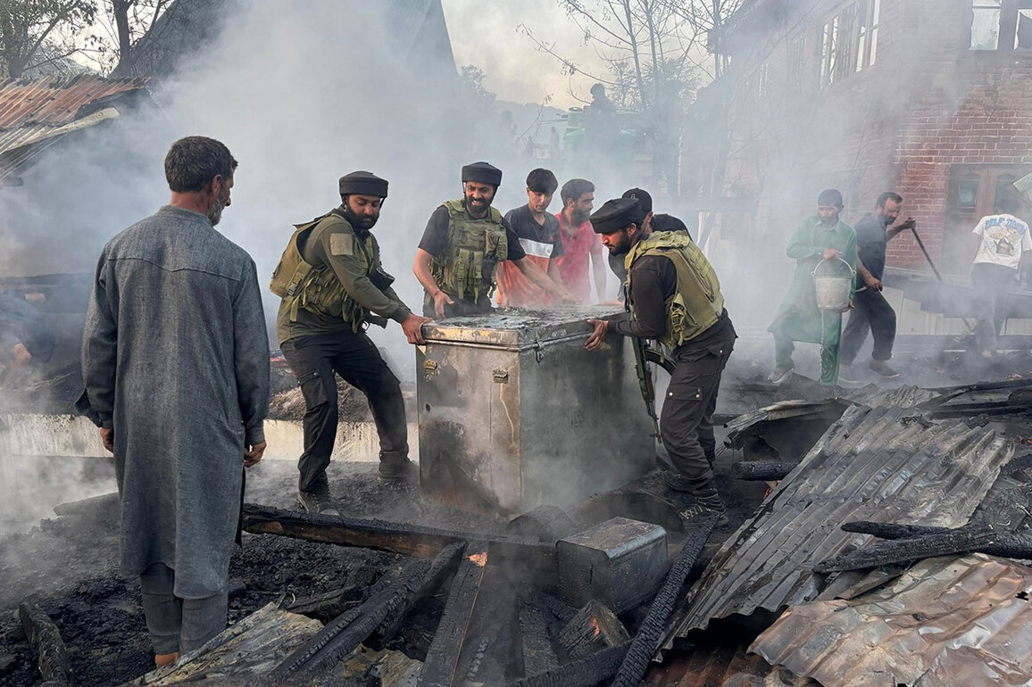 J-K: Indian Army's Chinar Corps douses fire in Anantnag village, averts major loss