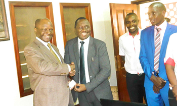 Kabaka Mutebi ng'akwasibwa densite ye mu Lubiri lwe e Bbanda Kabaka Mutebi ng'akwasibwa densite ye mu Lubiri lwe e Bbanda