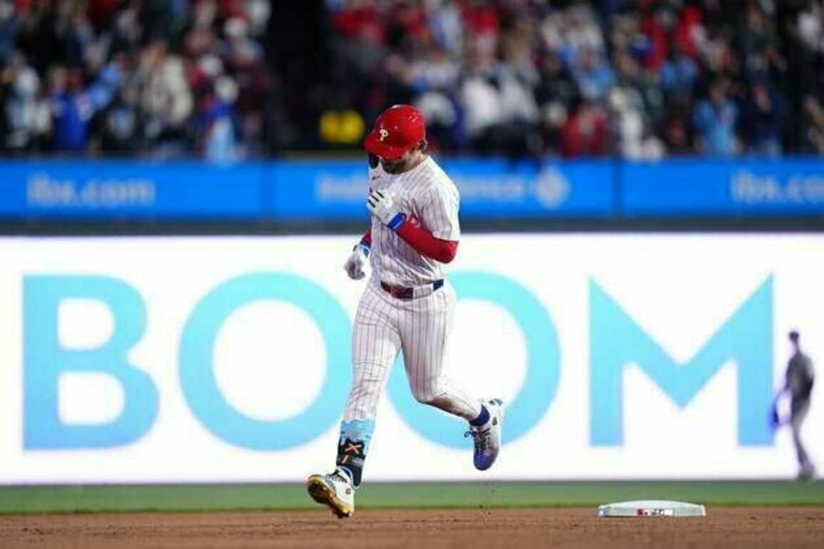 J.T. Realmuto, Bryce Harper slug Phillies past Giants