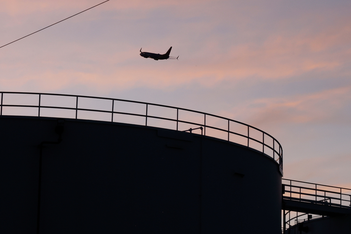 U.S.-CALIFORNIA-LOS ANGELES-JET FUEL STOCK-NOSEDIVE