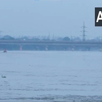 Delhi: Yamuna continues to flow above danger mark