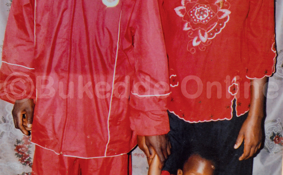 David Sserunga (ku kkono) ng’ali ne mukyala we Hadijah Nakabugo bwe yali tannagenda Dubai n’omwana waabwe Mukisa David Sserunga (mu kifaananyi) n’aba famire ye abalala. David Sserunga (ku kkono) ng’ali ne mukyala we Hadijah Nakabugo bwe yali tannagenda Dubai n’omwana waabwe Mukisa David Sserunga (mu kifaananyi) n’aba famire ye abalala.
