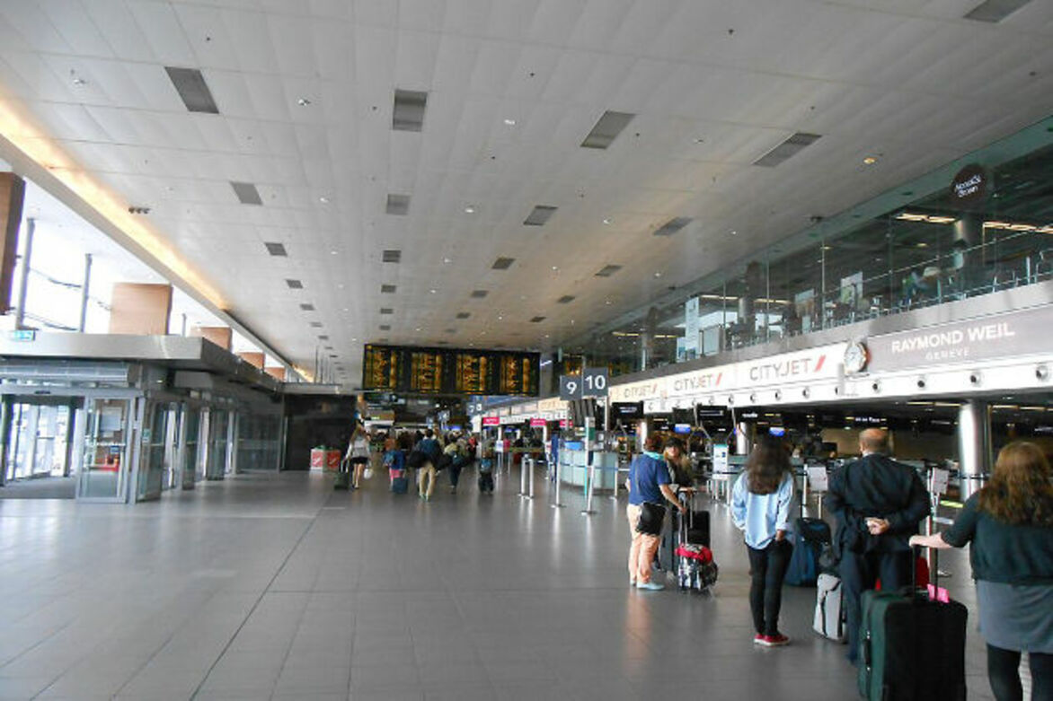 Tourist hit Dublin airport official, ate passport page, court hears