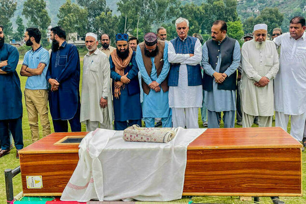 Dozens killed as India and Pakistan heighten violence over Kashmir