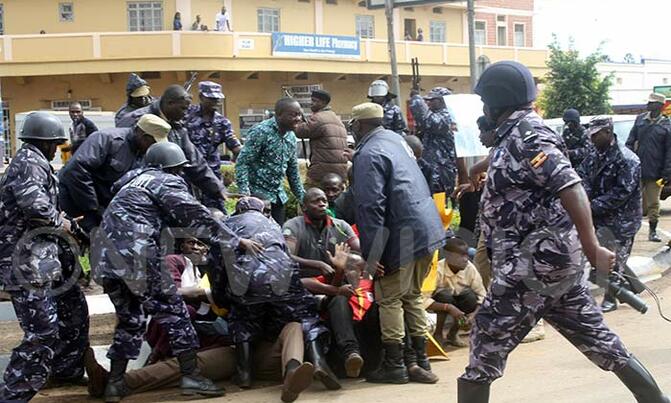 Police in Mbale fires bullets, teargas to disperse angry rioters Police in Mbale fires bullets, teargas to disperse angry rioters