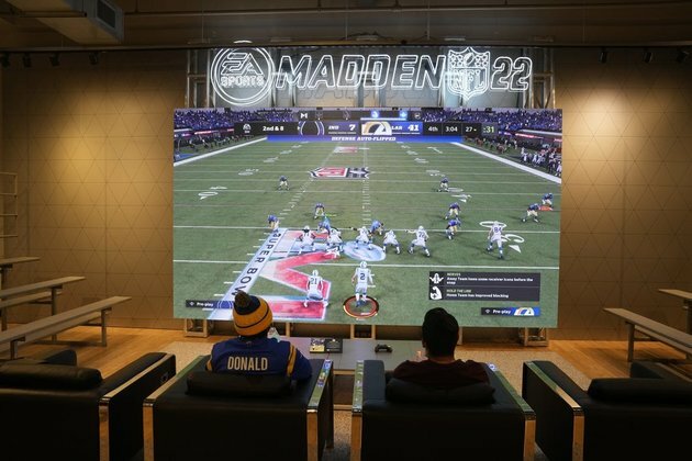Henry, Dez headline competitors in Ultimate Madden Bowl