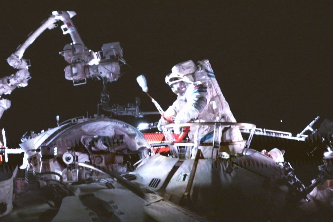 PhotoFlash | Shenzhou-20 astronauts complete first spacewalk