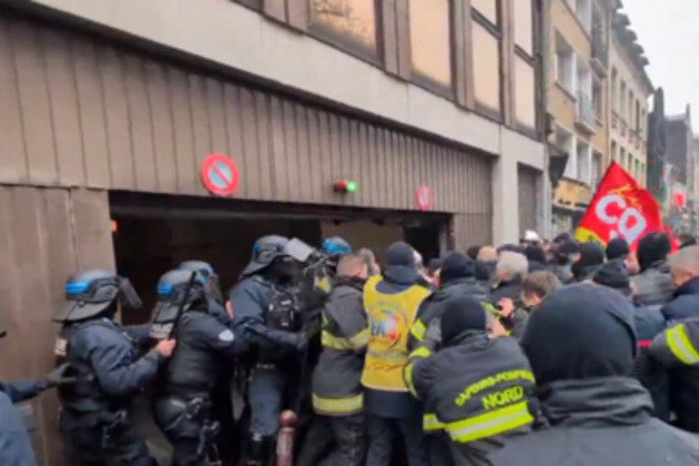 Firefighters fight police in France (VIDEOS)
