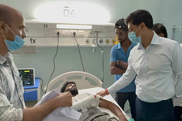 Shiv Sena MP Shrikant Shinde meets people injured in accident between Diva-Mumbra railway station