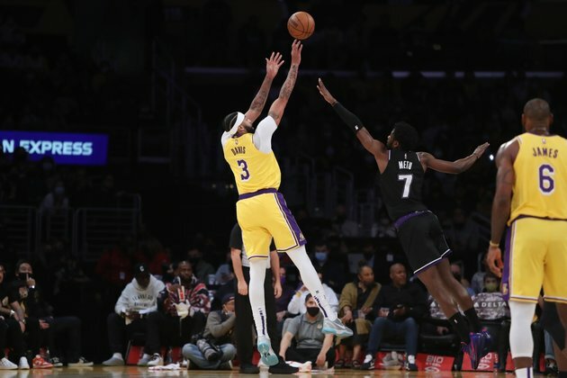 De'Aaron Fox, Kings outlast Lakers in triple OT
