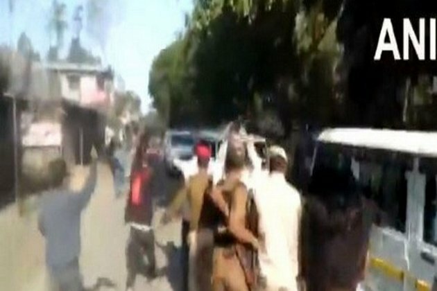 AASU members wave the black flags at CM' convoy in Assam