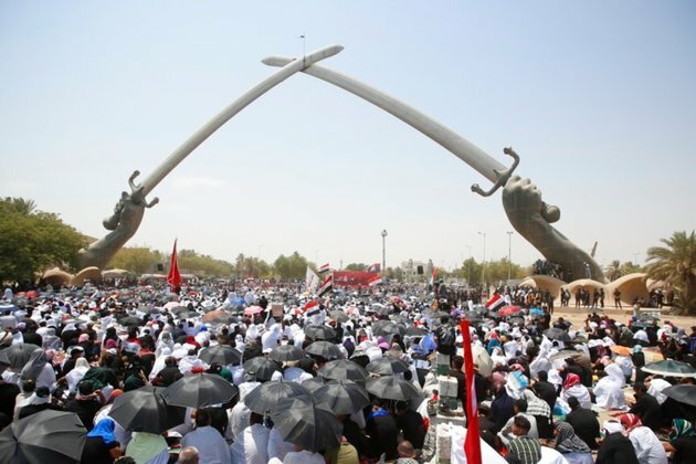 Tens of Thousands Pray in Show of Force by Iraq Cleric Sadr