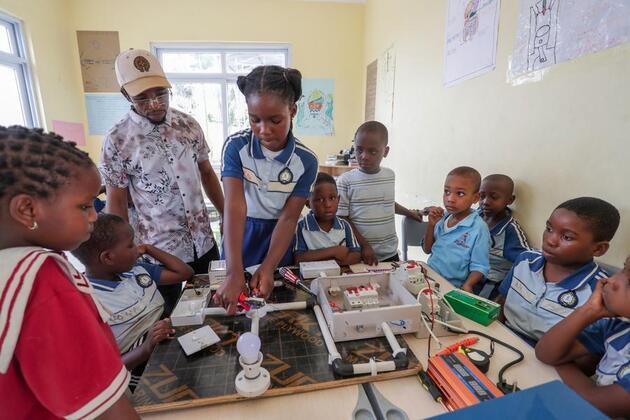 (Hello Africa) Learning by doing prepares Tanzanian children for future