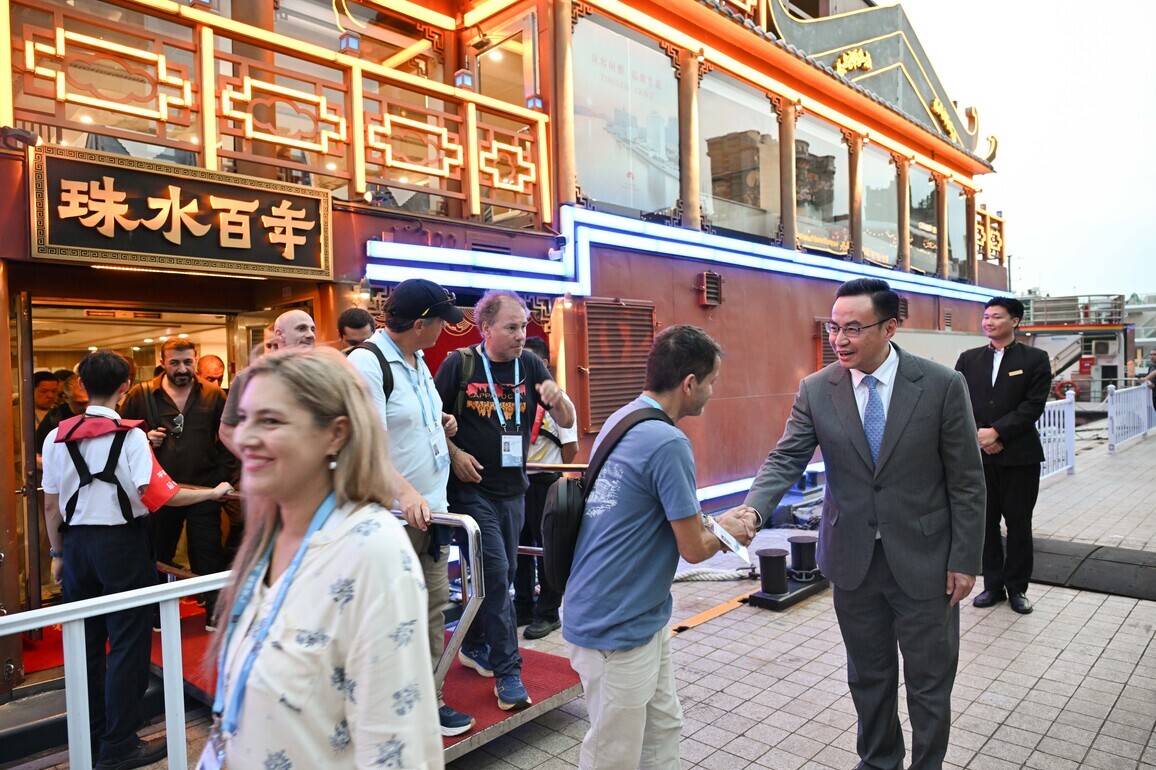 CHINA-GUANGDONG-GUANGZHOU-CANTON FAIR-WHITE SWAN HOTEL-MANAGER-SERVICE (CN)