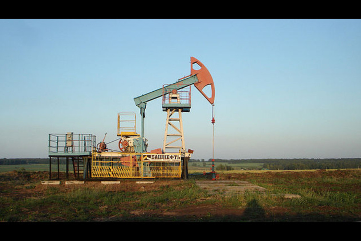 Oil hits 7-week high on U.S.-China deal and easing inflation