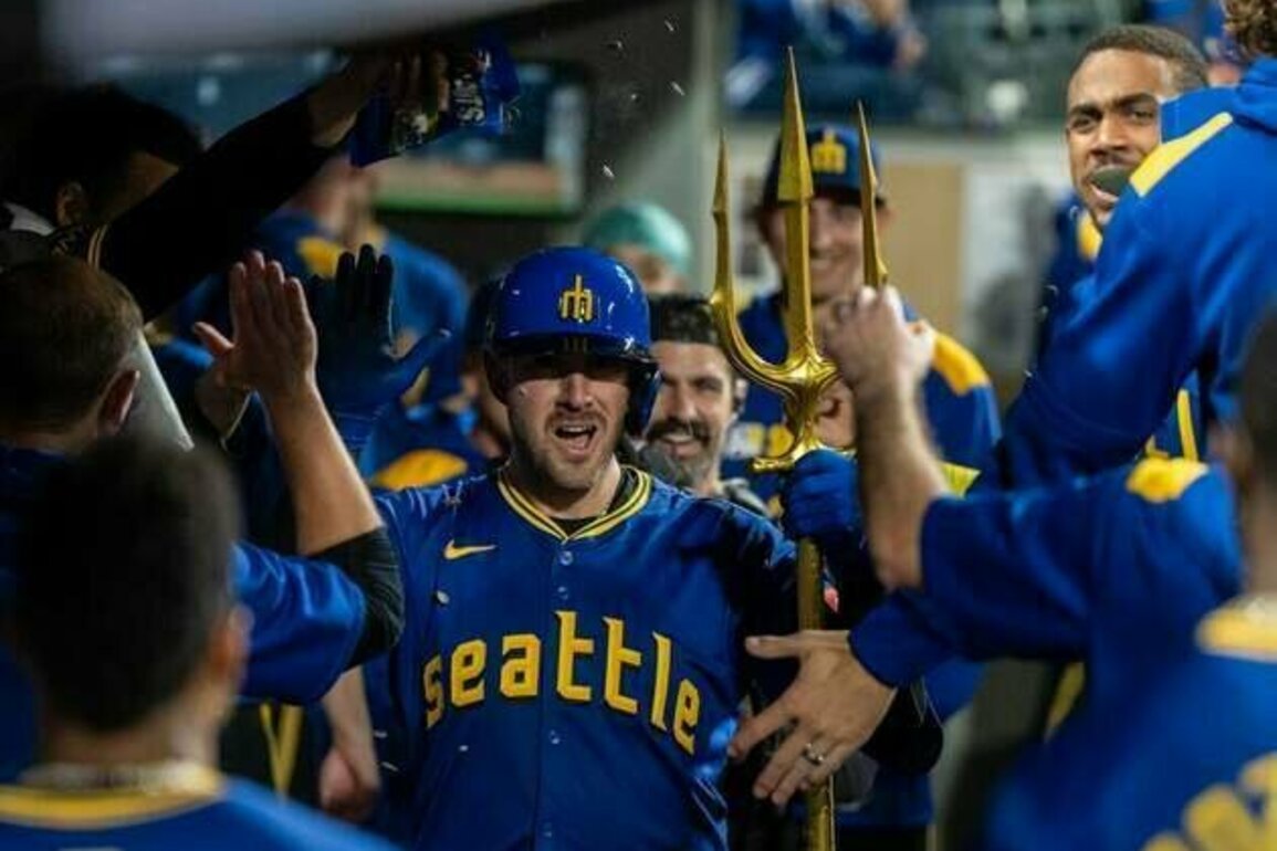 Mariners face Angels, aiming for eighth straight victory