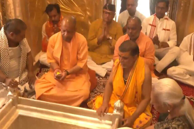 CM Yogi, Governor Anandiben offer prayers at Kashi Vishwanath Temple in Varanasi