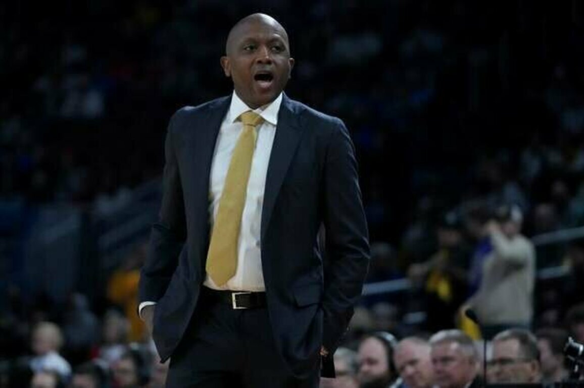 Missouri improves to 8-0 by steamrolling Cleveland State