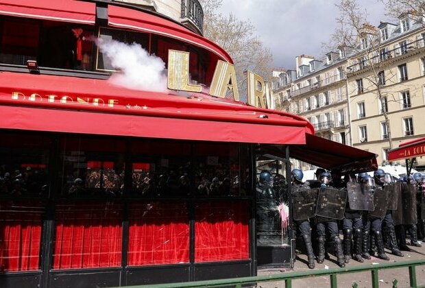 Protesters set Macron&#039;s favorite Paris restaurant on fire