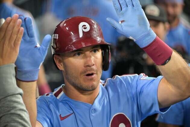 Reports: Phillies re-sign C J.T. Realmuto on 3-year deal