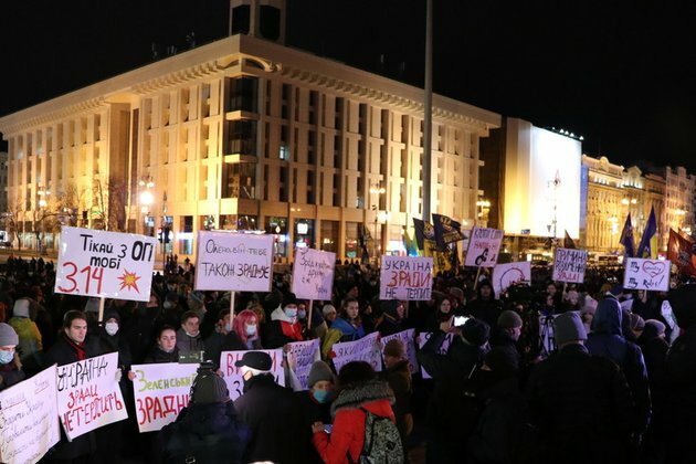 Protesters demand Ukrainian president quit on day of planned coup