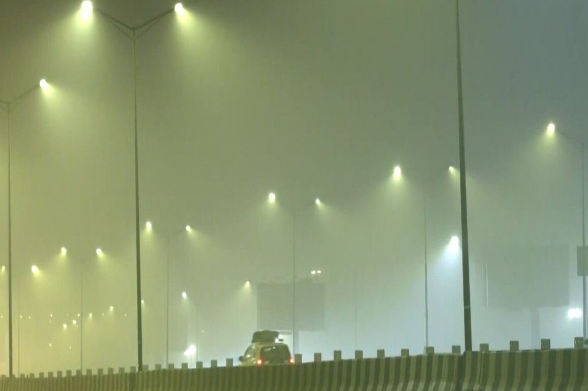 Fog engulfs northern India as people wake upto a chilly morning