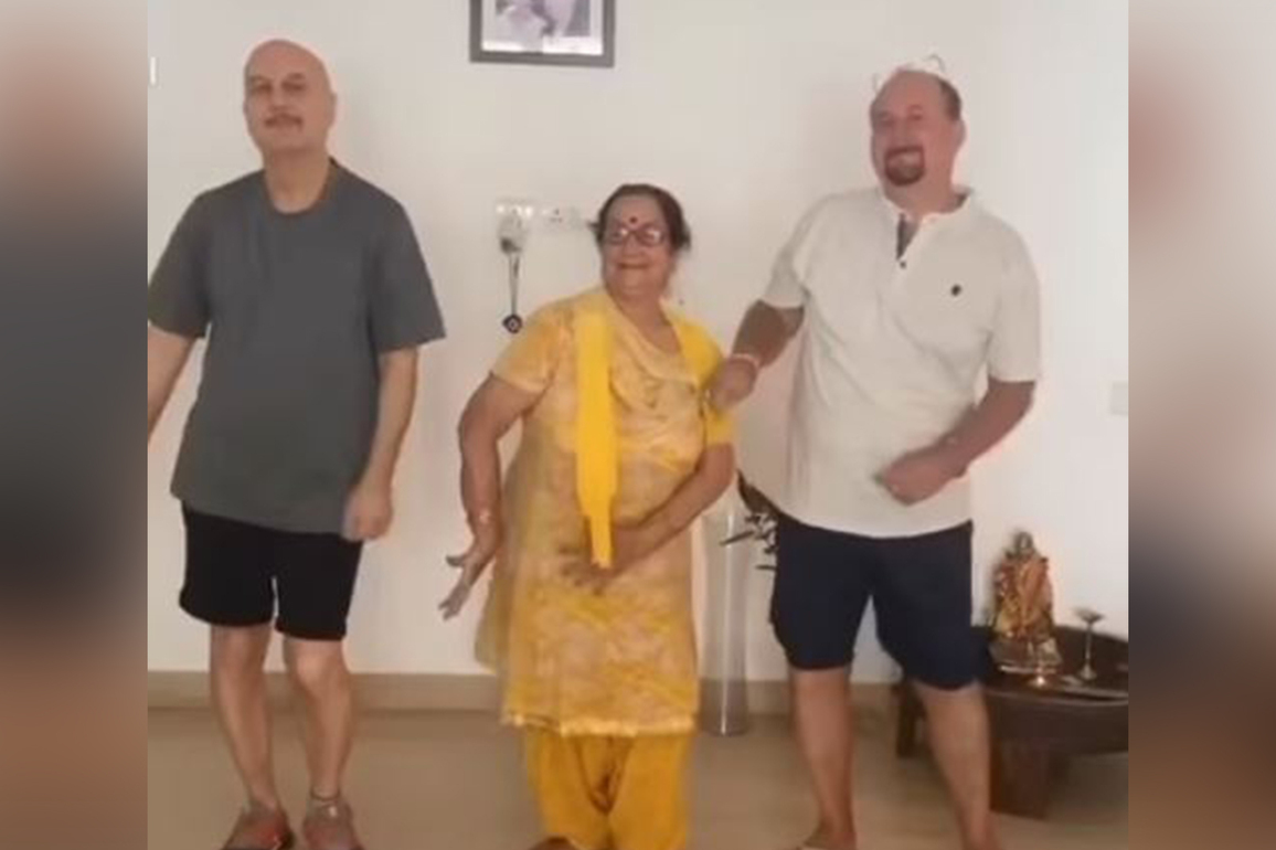 Anupam Kher enjoys adorable dance with mother Dulari, brother Raju, remembers his father's last words